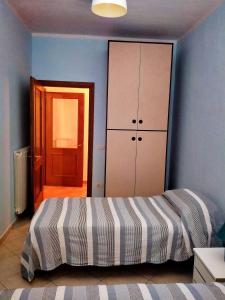 a bedroom with a bed and a closet and a door at Agriturismo I due Falcetti in Castelfiorentino