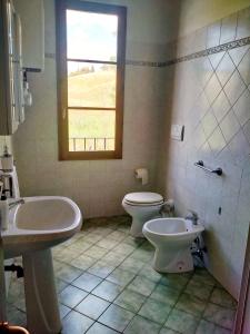 a bathroom with a sink, toilet and tub at Agriturismo I due Falcetti in Castelfiorentino