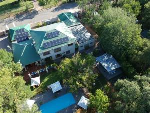 MiddelburgにあるCeltis Country Lodge & Restaurantの太陽パネル付きの家屋の空中