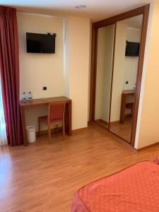 A television and/or entertainment centre at Hotel Vila do Alba Még 20 kép