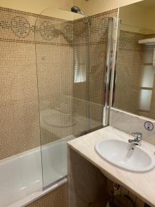 A bathroom at Hotel Vila do Alba