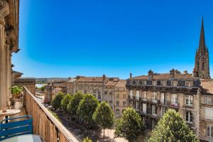 uma vista da cidade a partir da varanda de um edifício em LE VICTOR - Grand et lumineux T3 em Bordeaux