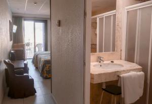 Koupelna v ubytování Hotel Marian Platja + 37 fotografií