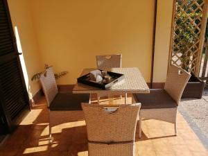 a dining room with a table and chairs at La maison de Lidia in Angera