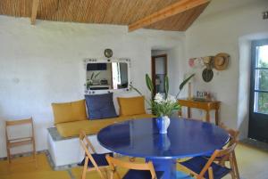 sala de estar con mesa azul y sofá en Exclusive apartment in Ecovilla on the beach, en Apolakkiá