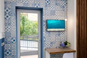 TV a/nebo společenská místnost v ubytování Maison Di Fiore B&B