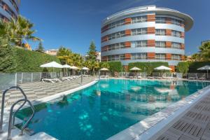 Bazén v ubytovaní Hotel Abades Nevada Palace alebo v jeho blízkosti