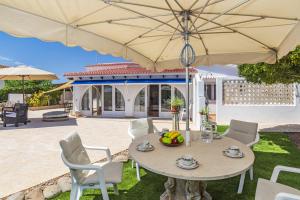 A restaurant or other place to eat at Villa Es Mirador de ses Altines