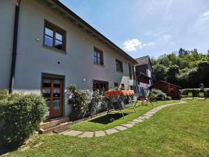 a large white house with a yard with a yard at Hohes Ferienhaus in Heiligenstadt