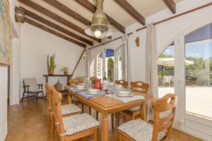 A restaurant or other place to eat at Villa Es Mirador de ses Altines