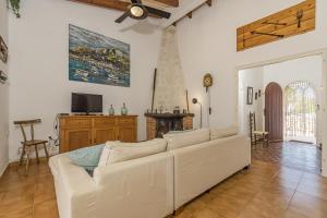 A television and/or entertainment centre at Villa Es Mirador de ses Altines