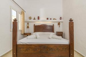 A bed or beds in a room at Villa Es Mirador de ses Altines