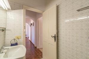 A bathroom at Villa Es Mirador de ses Altines