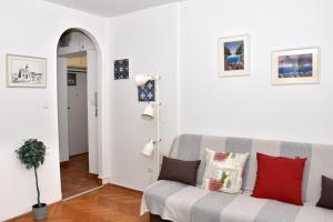 - un salon avec un canapé et un couloir dans l'établissement Apartman Vlaška 78, à Zagreb