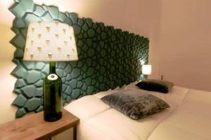 リスボンにあるCharm & Tradition Downtownの緑の模様の壁のベッドルーム1室