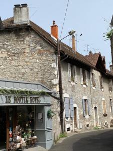 ein altes Backsteingebäude mit einem Geschäft in einer Straße in der Unterkunft Studio74 in Annecy