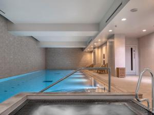 uma piscina num quarto de hotel em CitySuites Aparthotel em Manchester