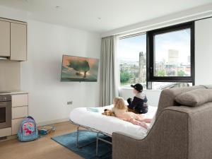 CitySuites Aparthotel的电视和/或娱乐中心