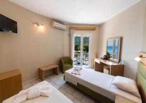 瓦西利基Surf Hotel的有两张床和一扇窗户的酒店房间