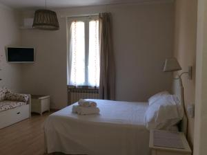 - une chambre avec un lit et 2 serviettes dans l'établissement Casa Lorelei, à Riomaggiore