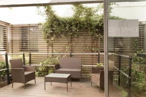 un groupe de chaises et une table sur une terrasse dans l'établissement Lille City Hotel, à Lille