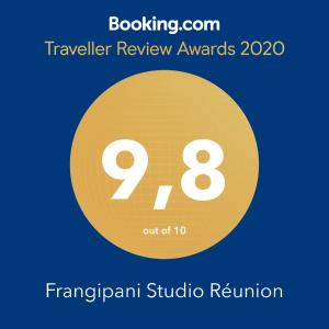 a yellow circle with the text travel review awards at Frangipani Studio Réunion in La Saline les Bains