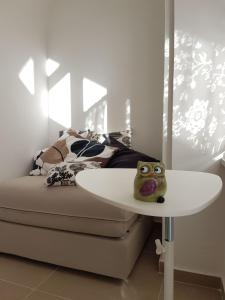 ヴィエトリにあるIl Covo delle Civetteのベッド1台、カエルが置かれたテーブルが備わる客室です。