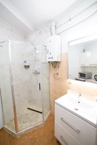 La salle de bains est pourvue d'une douche et d'un lavabo. dans l'établissement Lviv City Rent, à Lviv