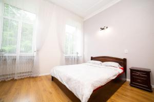 - une chambre blanche avec un lit et une fenêtre dans l'établissement Lviv City Rent, à Lviv