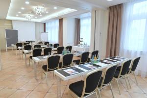 une salle de conférence avec de longues tables et chaises dans l'établissement Hotel Krone, à Pforzheim