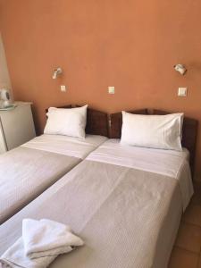 A bed or beds in a room at Alexandra Hotel