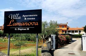 un panneau pour une villa et des chambres dans une cour dans l'établissement Villa Lamanova, à Rovinj