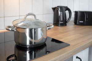 een pot op een fornuis bij Ferienwohnung Quedlinburg Harz in Quedlinburg