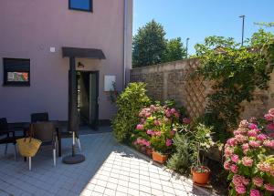 Aed väljaspool majutusasutust Nana / Sobe & Apartmani