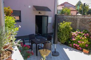Rõdu või terrass majutusasutuses Nana / Sobe & Apartmani
