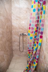 モスクワにあるHotelHot Perovoのバスルーム(カラフルなシャワーカーテン付きのシャワー付)が備わります。