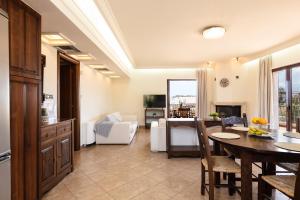een keuken en een woonkamer met een tafel en een eetkamer bij Kahlua Bay Apartments in Chersonissos