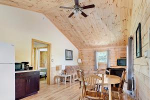 una cucina e una sala da pranzo con ventilatore a soffitto di Ingonish Chalets a Ingonish Beach