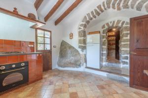 eine Küche mit Herd und Kühlschrank in der Unterkunft Villa Cami de la Mar in Port de Sóller