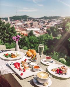 Jídlo v hotelu nebo okolí + 37 fotografií