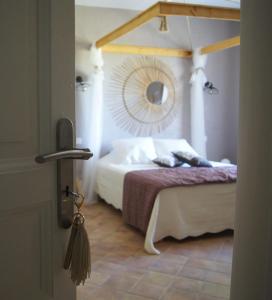 a bedroom with a bed with a mirror on the wall at L’Antre d’Eux in Carcassonne