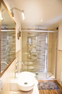 a bathroom with a sink and a shower at Appartamenti Daberto Fabiola in Arabba