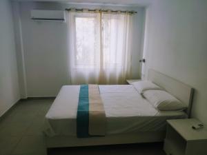 En eller flere senger på et rom på Alexia Rooms