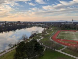 - une vue aérienne sur un court de tennis à côté d'une rivière dans l'établissement Hotel Bären Garni, à Fribourg-en-Brisgau