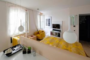 TV a/nebo společenská místnost v ubytování Riva Luxury Suites