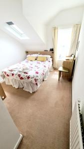 Un dormitorio con una cama grande y una ventana en The Beverley Hotel, en Blackpool