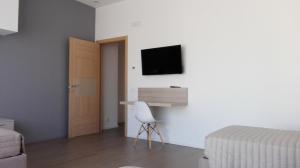 Televízia a/alebo spoločenská miestnosť v ubytovaní La Casa nel Verde