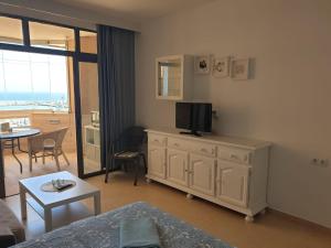 TV a/nebo společenská místnost v ubytování Apartamento Vista al mar Las Palmeras