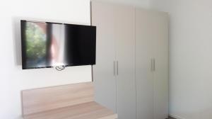 Televízia a/alebo spoločenská miestnosť v ubytovaní La Casa nel Verde