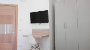 Televízia a/alebo spoločenská miestnosť v ubytovaní La Casa nel Verde